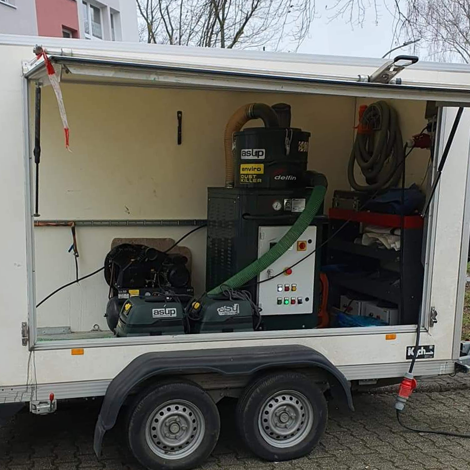 Mobile Absaug- und Filtertechnik in einem Anhänger für emissionsarme Arbeiten bei der Asbestsanierung
